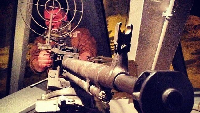 Фрол Веселый с пулеметом