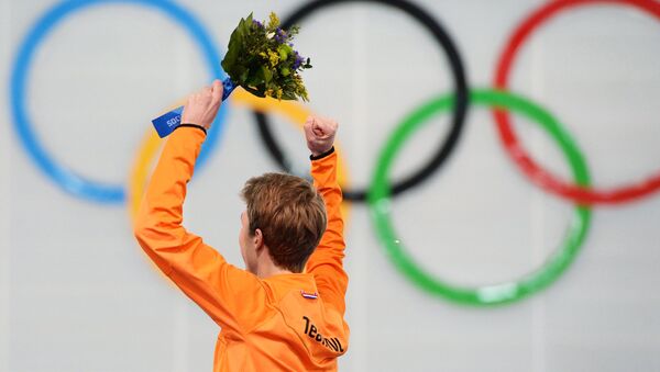 Йоррит Бергсма (Нидерланды), завоевавший золотую медаль в забеге на 10 000 метров в соревнованиях по конькобежному спорту среди мужчин