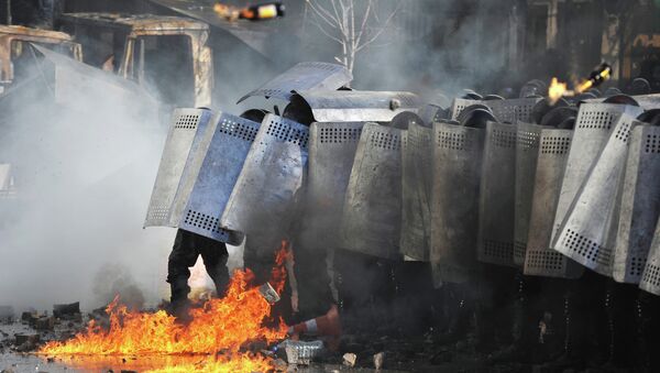 Сотрудники милиции во время столкновений с оппозицией в центре Киева, архивное фото