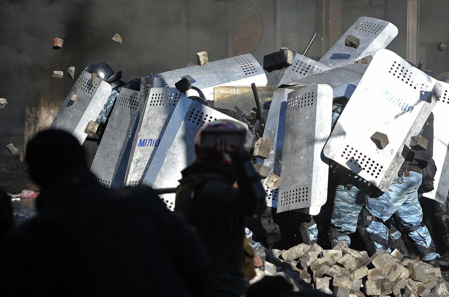 Сторонники оппозиции и сотрудники милиции во время столкновений в центре Киева