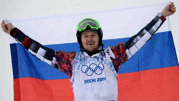 Николай Олюнин (Россия) , завоевавший серебряную медаль, после окончания финала сноуборд-кросса на соревнованиях по сноуборду среди мужчин