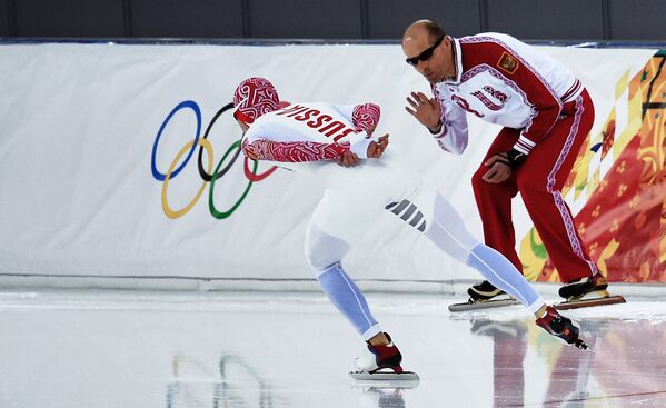 Евгений Серяев (Россия) в забеге на 10000 метров соревнований по конькобежному спорту