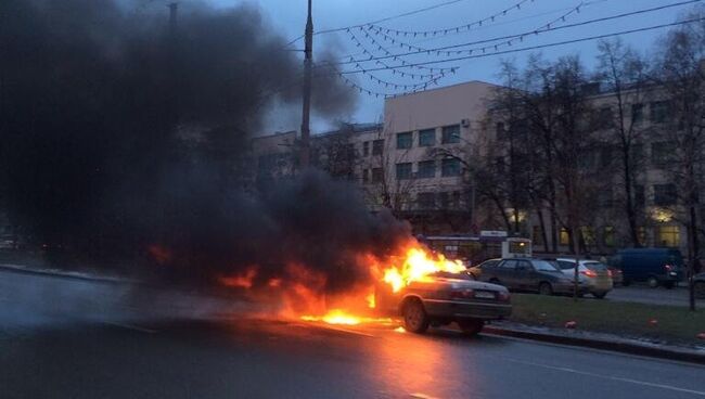 Горящий автомобиль на Ленинградском проспекте в Москве