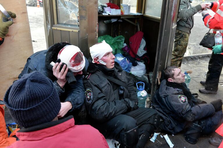 Пострадавшие полицейские в ходе беспорядков в Киеве