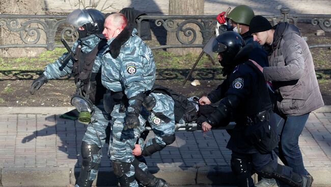 Пострадавшие полицейские в ходе беспорядков в Киеве