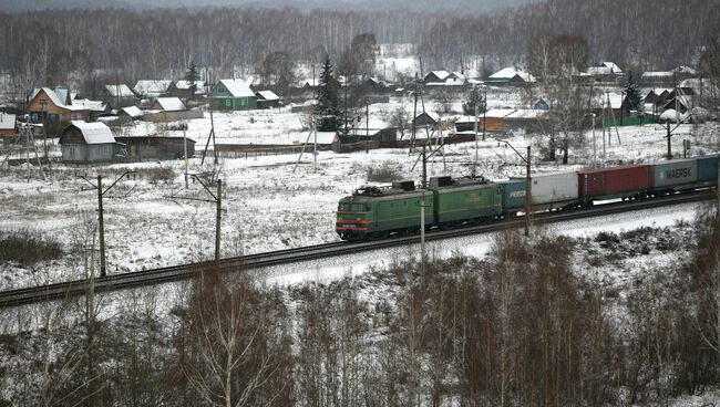 Поезд едет по Транссибирской магистрали. Архивное фото