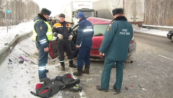 Две иномарки столкнулись лоб в лоб под Новосибирском, событийное фото