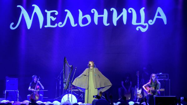 Лидер группы Мельница Наталья О`Шей (Хелависа) выступает на сцене во время концерта. Архив