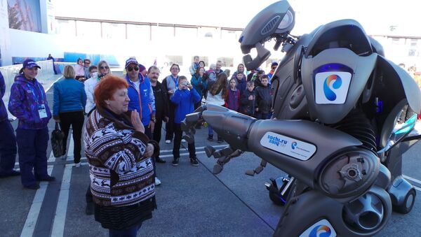 Робот Титан развлекает посетителей площадки Live Site в Сочи