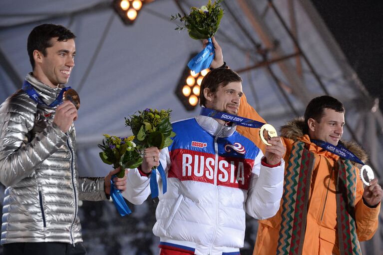 Призеры соревнований по скелетону среди мужчин на XXII зимних Олимпийских играх в Сочи во время медальной церемонии