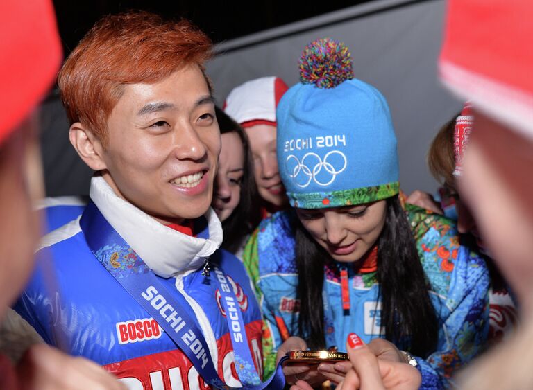 Виктор Ан (Россия), завоевавший золотую медаль в забеге на 1000 метров в соревнованиях по шорт-треку среди мужчин на XXII зимних Олимпийских играх в Сочи
