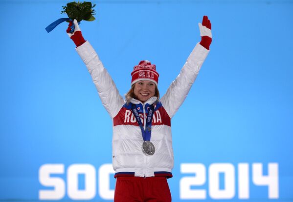 Ольга Фаткулина (Россия), завоевавшая серебряную медаль в забеге на 500 метров в соревнованиях по конькобежному спорту среди женщин