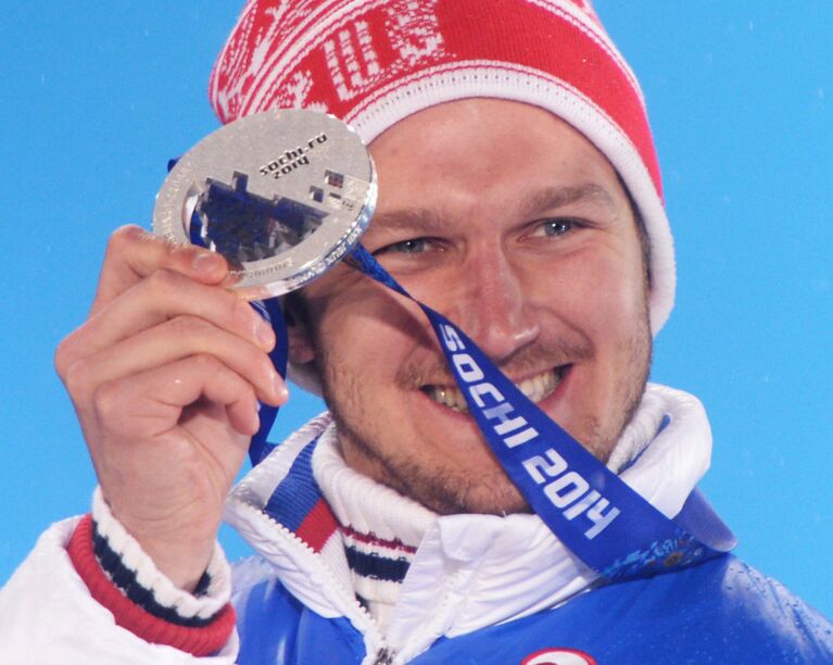 Николай Олюнин (Россия), завоевавший серебряную медаль в сноуборд-кроссе на соревнованиях по сноуборду среди мужчин на XXII зимних Олимпийских играх в Сочи