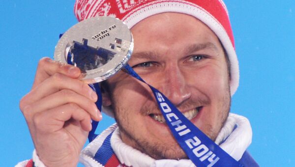 Николай Олюнин (Россия), завоевавший серебряную медаль в сноуборд-кроссе на соревнованиях по сноуборду среди мужчин на XXII зимних Олимпийских играх в Сочи