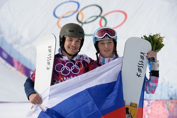 Вик Уайлд (Россия), завоевавший золотую медаль, и Алена Заварзина (Россия), завоевавшая бронзовую медаль, после окончания финала параллельного гигантского слалома на соревнованиях по сноуборду