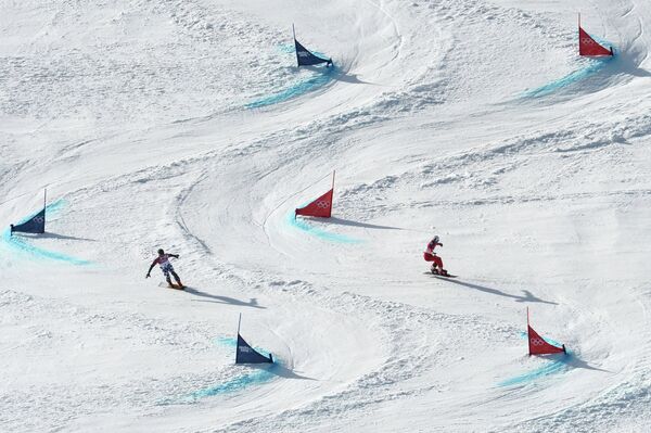 Вик Уайлд (Россия) и Невин Гальмарини (Швейцария) в финале параллельного гигантского слалома на соревнованиях по сноуборду среди мужчин