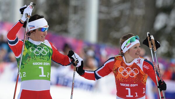 Марит Бьерген (Норвегия), Ингвильд Флугстад Эстберг (Норвегия) на финише финального забега командного спринта в соревнованиях по лыжным гонкам среди женщин на XXII зимних Олимпийских играх в Сочи.