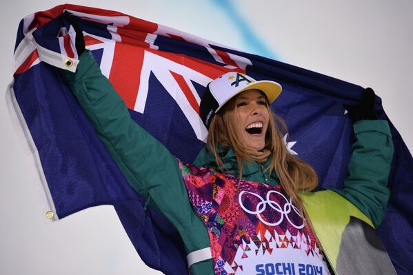 Тора Брайт (Австралия), завоевавшая серебряную медаль в хаф-пайпе среди женщин во время соревнований по сноуборду