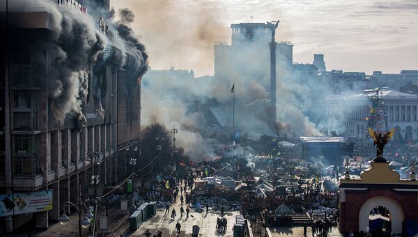 Дым от пожаров и сторонники оппозиции на площади Независимости в Киеве, где проходят столкновения митингующих и сотрудников милиции. Фото с места события