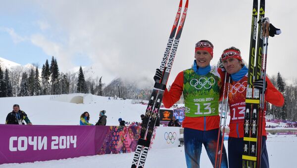 Никита Крюков (Россия), Максим Вылегжанин (Россия) на финише в соревнованиях по лыжным гонкам