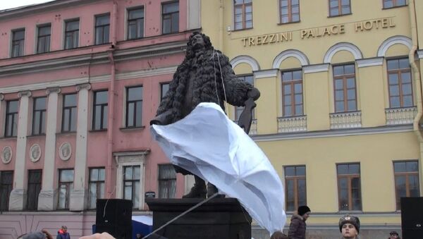 Полотно с памятника улыбающемуся Трезини сняли в Петербурге