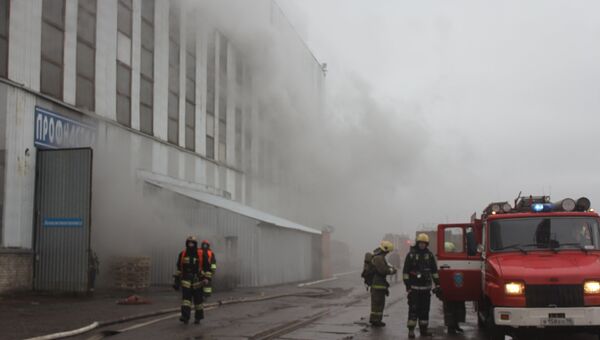 Пожар в ангаре в Петербурге. Фото с места события