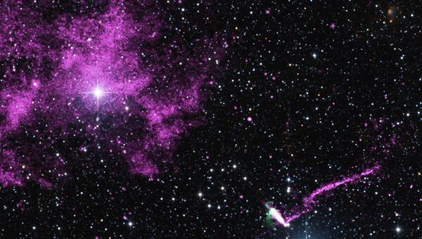 Телескоп Чандра снял пульсар, который очень быстро убегает после взрыва сверхновой, при этом его хвост расположен перпендикулярно направлению движения