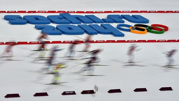 Спортсменки на дистанции эстафетной гонки в соревнованиях по биатлону среди смешанных команд на XXII зимних Олимпийских играх в Сочи