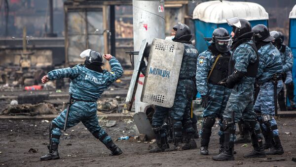 Сотрудники правоохранительных органов во время столкновений с митингующими в Киеве, архивное фото