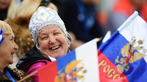 Женщины с флагами России. Архивное фото