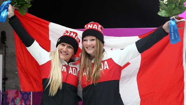 Кейли Хамфрис и Хизер Мойз (Канада), завоевавшие золотые медали на соревнованиях двоек по бобслею среди женщин