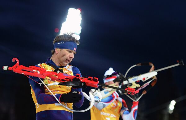Слева направо: Уле-Эйнар Бьорндален (Норвегия), Ярослав Соукуп (Чехия) на огневом рубеже эстафетной гонки