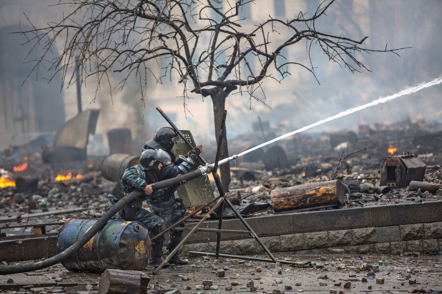 Сотрудники правоохранительных органов во время столкновений с митингующими на площади Независимости в Киеве