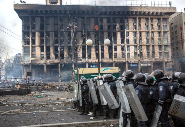 Сотрудники правоохранительных органов у сгоревшего Дома профсоюзов на площади Независимости в Киеве