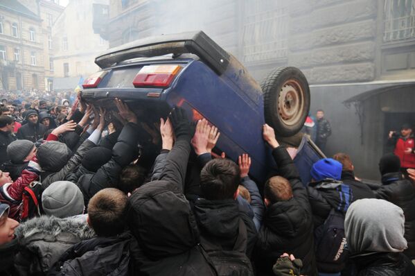 Радикально настроенные сторонники оппозиции переворачивают машины в центре Львова
