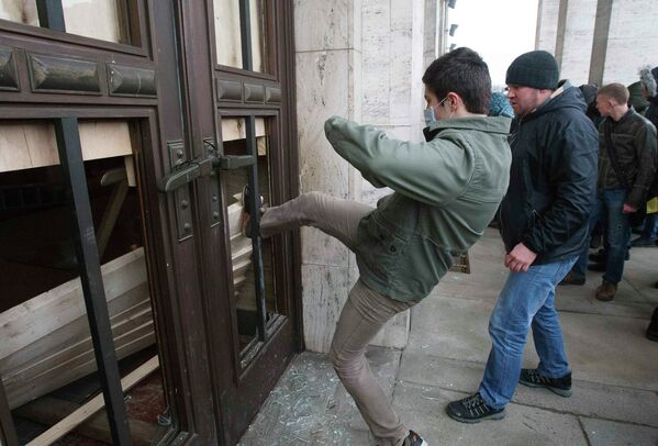 Оппозиционеры проламывают дверь в здание областной администрации в Ужгороде