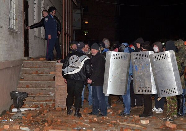 Оппозиционеры у полицейского участка в городе Ровно, Западная Украина