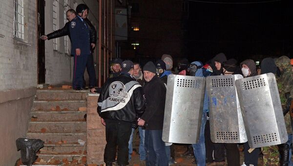 Оппозиционеры у полицейского участка в городе Ровно, Западная Украина. Архивное фото