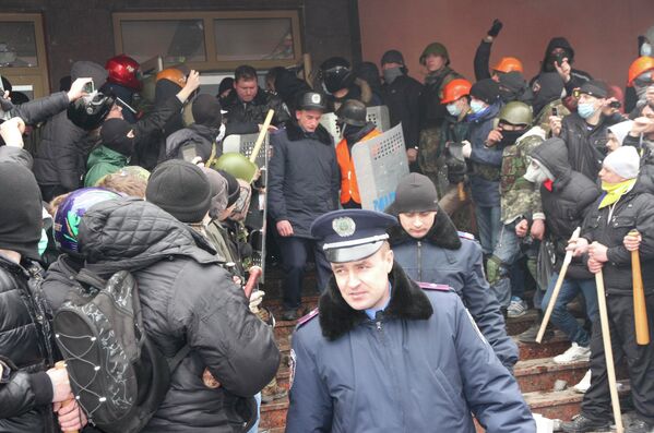 Оппозиционеры у офиса МВД в Луцке