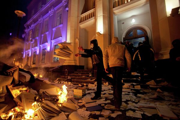 Оппозиционеры у здания государственной прокуратуры в Тернополе