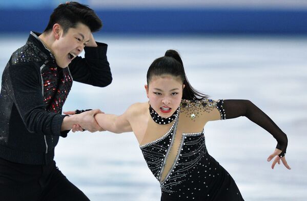 Майя Шибутани и Алекс Шибутани (США) выступают в произвольной программе танцев на льду на соревнованиях по фигурному катанию