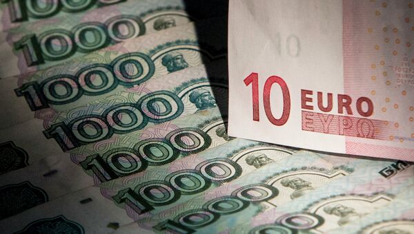 Купюры разного номинала и разной валюты. Рубли и евро.