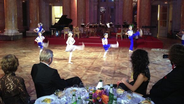 Дети из танцевальной студии Карусель танцуют Яблочко на Русском балу в Хофбурге