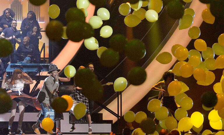 Певец Фаррелл Уильямс во время выступления на BRIT Awards Певец Фаррелл Уильямс во время выступления на BRIT Awards