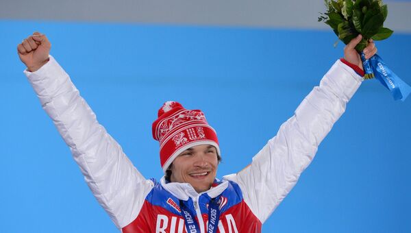 Вик Уайлд (Россия), завоевавший золотую медаль в параллельном гигантском слаломе среди мужчин