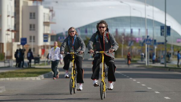 Велосипедисты в прибрежной Олимпийской деревне в Сочи