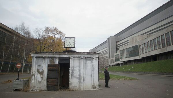 На территории завода имени И.А. Лихачева в Москве. Архивное фото