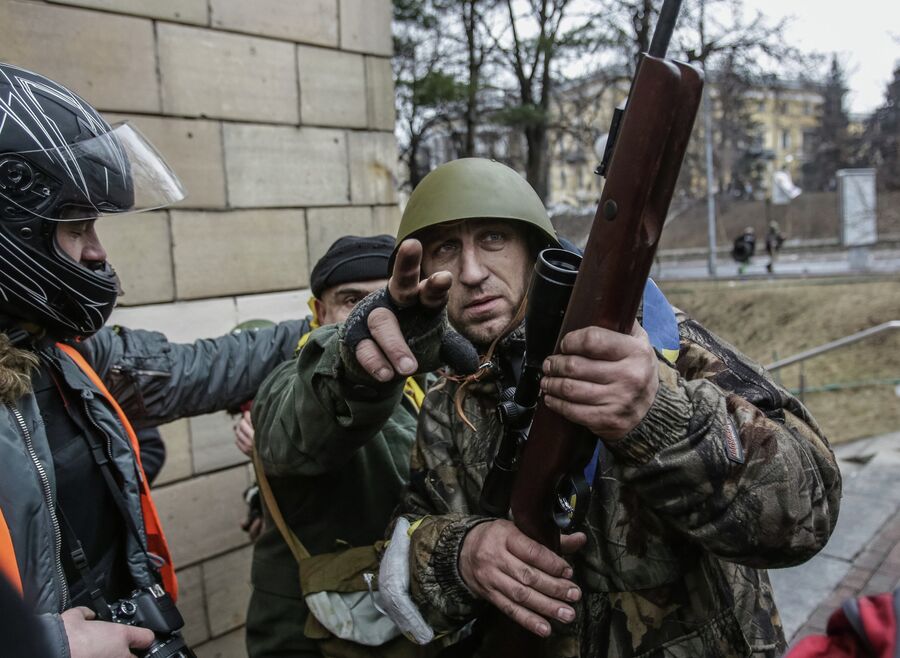 Сторонники оппозиции с оружием на площади Независимости в Киеве