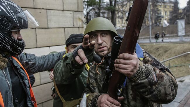 Сторонники оппозиции с оружием на площади Независимости в Киеве