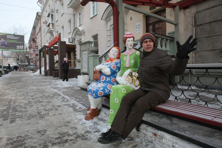 Историк Евгений Антропов проводит экскурсию по Новосибирску